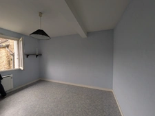 GUEMENE SUR SCORFF IMMEUBLE DE RAPPORT COMPOSÉ D' UN APPARTEMENT DE 153m² ENVION, D UN STUDIO DE 38m2 LOCAUX COMMERCIAUX, 1 MAISON EN PIERRE SOUS ARDOISES À RÉNOVER UNE PARCELLE DE 698m²