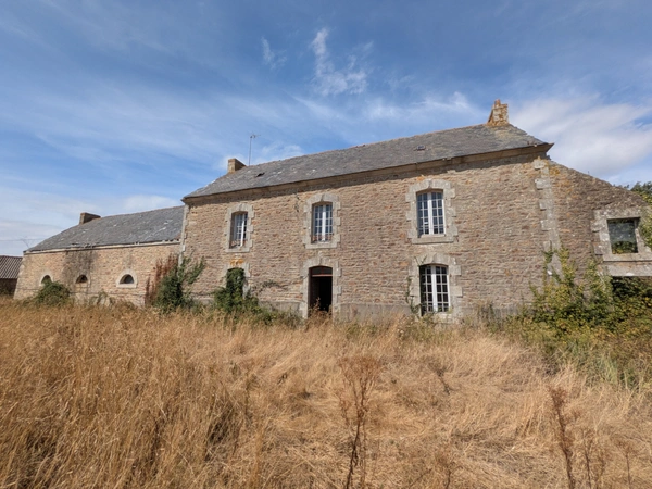 NOSTANG PROPRIÉTÉ COMPOSÉE D'UNE MAISON EN PIERRE À RÉNOVER AVEC TROIS DÉPENDANCE UN PUITS ET 21 HECTARES ENVIRON