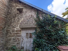 GUEMENE SUR SCORFF MAISON ATYPIQUE EN BON ETAT GENERAL DE 2 PIECES AVEC CAVE UNE DÉPENDANCE ET UN JARDINET.