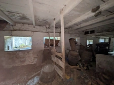 PLOUAY EN CAMPAGNE BÂTIMENT EN PIERRE SOUS ARDOISE ET BAC ACIER DE 75M² PARCELLE DE 380M²