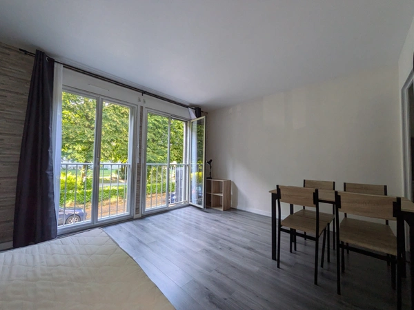 PONTIVY À PROXIMITÉ IMMÉDIATE DES COMMERCES À PIEDS STUDIO DE 21M² ENVION EN BON ETAT GENERAL