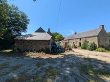 LOCMALO CORPS DE FERME COMPOSE 2 GRANDES LONGÈRES EN PIERRE DE 105m² ENVIRON ET 130 M² ENVIRON DEUX HANGARS DE 530M³ ET 3500M² ET DÉPENDANCES PARCELLE DE 9000m² ENVIRON