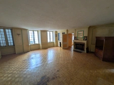 GUEMENE SUR SCORFF IMMEUBLE DE RAPPORT COMPOSÉ D' UN APPARTEMENT DE 153m² ENVION, D UN STUDIO DE 38m2 LOCAUX COMMERCIAUX, 1 MAISON EN PIERRE SOUS ARDOISES À RÉNOVER UNE PARCELLE DE 698m²