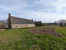 BUBRY LONGERE EN PIERRE A RENOVER DE 180M² ENVIRON, PETIT HANGAR DE 34M³ ENVIRON HANGAR DE 278M³ ENVRION PARCCELLE DE 6800M2