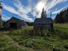 Ensemble de 3 Longères de 430m² au total en pierre a rénover avec appentis et grange parcelle de 8000 m² envrion