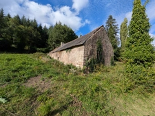 Ensemble de 3 Longères de 430m² au total en pierre a rénover avec appentis et grange parcelle de 8000 m² envrion