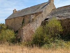 NOSTANG PROPRIÉTÉ COMPOSÉE D'UNE MAISON EN PIERRE À RÉNOVER AVEC TROIS DÉPENDANCE UN PUITS ET 21 HECTARES ENVIRON