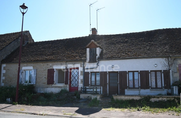 Maisons à restaurer avec grange et jardinets, idéal investisseurs, 6 pièces proche de GUERIGNY (58)
