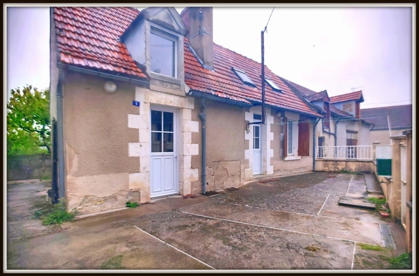 Maison avec cour, grand sejour BUZANCAIS (36)