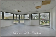 bureau à vendre TRAPPES (78)-Opportunité rare : bureaux 135 m² rénovés à vendre, parkings et accès rapide A12 !