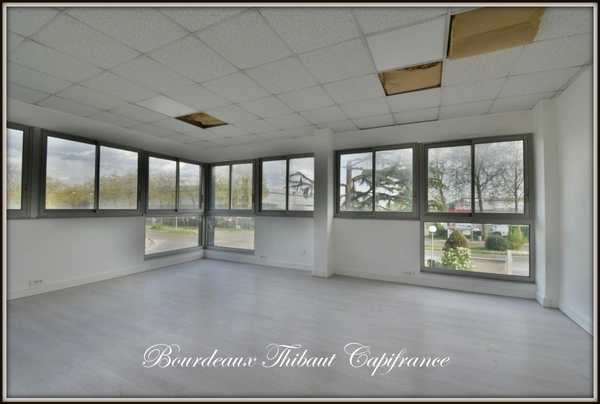 ?À louer – Bureaux rénovés de 65 m² – 2 parkings – Proche A12 / Paris