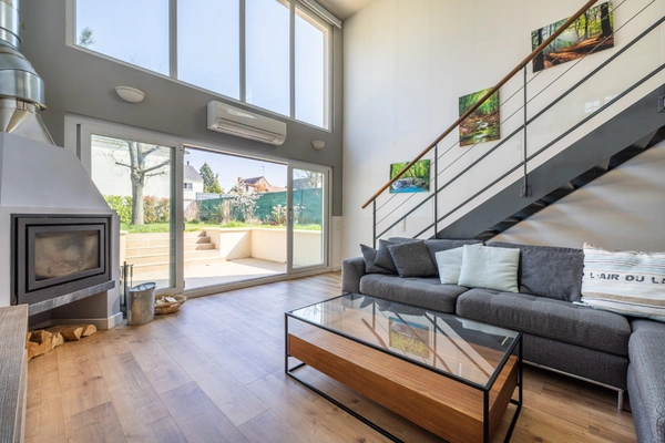 A vendre maison climatisée Sainte Genevieve des Bois (91700) véritable coup de cœur dans le Triangle d’Or : une maison individuelle de 153 m² offrant 5 chambres, un garage