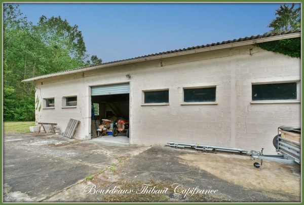 A vendre - Chalo-Saint-Mars (91)-  local de 220 m² avec accès sécurisé, aire de stationnement, eau et électricité – idéal pour atelier ou stockage.