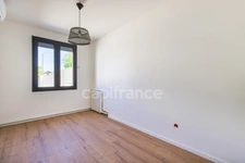 À vendre à Sainte-Geneviève-des-Bois, maison familiale :    de 123 m², 5 chambres, véranda, garage, sans travaux et parfaitement situé.