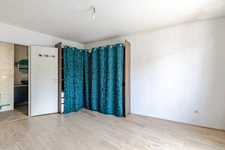 Premier achat ou investissement locatif : un T2 bien placé, avec balcon et parking, à deux pas du centre-ville et de la gare de Brétigny-sur-Orge.
