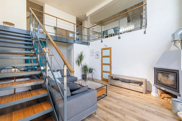 A vendre  maison Sainte Genevieve des Bois (91700) véritable coup de cœur dans le Triangle d’Or : une maison individuelle de 153 m² offrant 5 chambres, un garage et une atmosphère chaleureuse