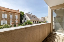 Premier achat ou investissement locatif : un T2 bien placé, avec balcon et parking, à deux pas du centre-ville et de la gare de Brétigny-sur-Orge.