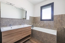 À vendre à Sainte-Geneviève-des-Bois, maison familiale :    de 123 m², 5 chambres, véranda, garage, sans travaux et parfaitement situé.