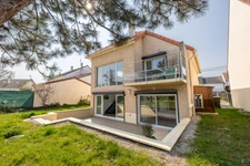 A vendre maison climatisée Sainte Genevieve des Bois (91700) véritable coup de cœur dans le Triangle d’Or : une maison individuelle de 153 m² offrant 5 chambres, un garage
