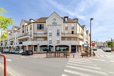 Premier achat ou investissement locatif : un T2 bien placé, avec balcon et parking, à deux pas du centre-ville et de la gare de Brétigny-sur-Orge.
