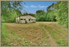 A vendre - Chalo-Saint-Mars (91)-  local de 220 m² avec accès sécurisé, aire de stationnement, eau et électricité – idéal pour atelier ou stockage.