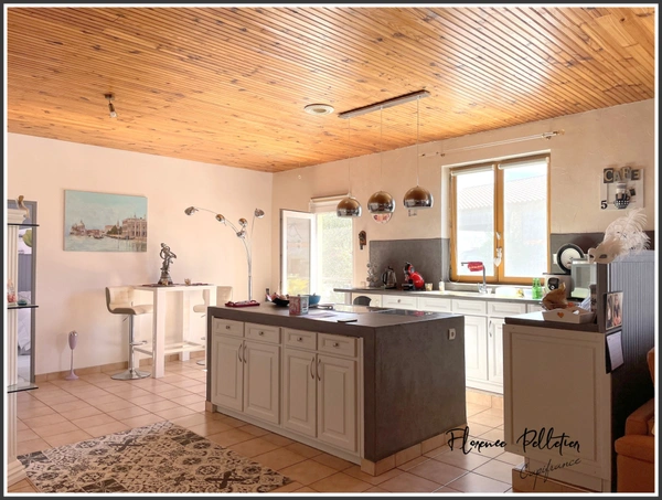 Grande propriété à vendre proche de REVEL (31), 605 m² env. sur un terrain de 3 ha en partie boisée