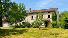 A vendre ancienne métairie 182 m² habitables et 350 m² d’atelier sur environ 4560 m² de terrain arboré