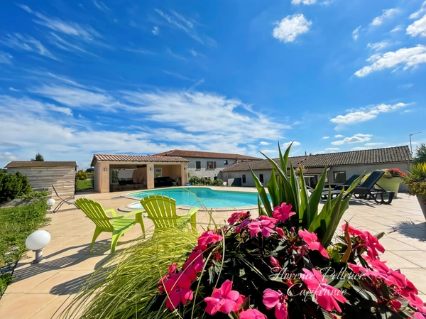 A vendre propriété 2 maisons avec gîtes, chambres d’hôtes et salle de réception dans le Tarn