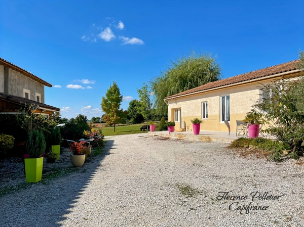 A vendre propriété 2 maisons avec gîtes, chambres d’hôtes et salle de réception dans le Tarn