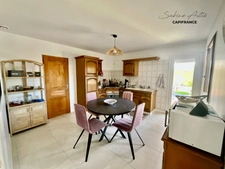 ARNAS – Maison de plain-pied avec piscine chauffée, cave et terrain de 812 m²