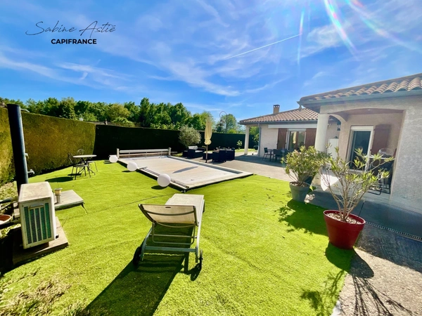 ARNAS – Maison de plain-pied de 112 m² avec piscine chauffée sur un terrain clos et arboré de 812 m²