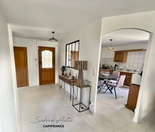 ARNAS – Maison de plain-pied avec piscine chauffée, cave et terrain de 812 m²
