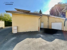 Gleizé - Unique 1 bedroom apartment with office, 64 m² floor area – Top floor – House-like feel with parking 