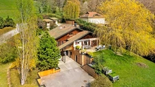 Maison à vendre 7 pièces de 165 m² habitables (215 m2 utiles) + 179 m² de sous-sol, terrain d'env. 2000 m² à LUCINGES (74)