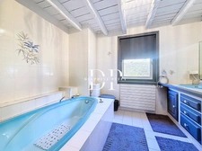 Maison à vendre 7 pièces de 165 m² habitables (215 m2 utiles) + 179 m² de sous-sol, terrain d'env. 2000 m² à LUCINGES (74)
