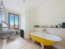 For sale in GAILLARD (74), a 7-room bourgeois house of 227 m² + outbuilding (convertible) on a plot of approx. 1200 m²