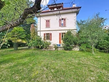 For sale in GAILLARD (74), a 7-room bourgeois house of 227 m² + outbuilding (convertible) on a plot of approx. 1200 m²