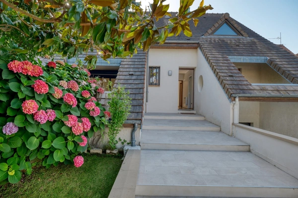 Maison à vendre 6 pièces ORSAY (91), séjour double, 4 chambres, 1 bureau, sous-sol total, beaux volumes
