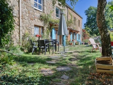 Ensemble immobilier de charme avec résidence principale et 3 gîtes, vaste terrain SAINT AGREVE (07)