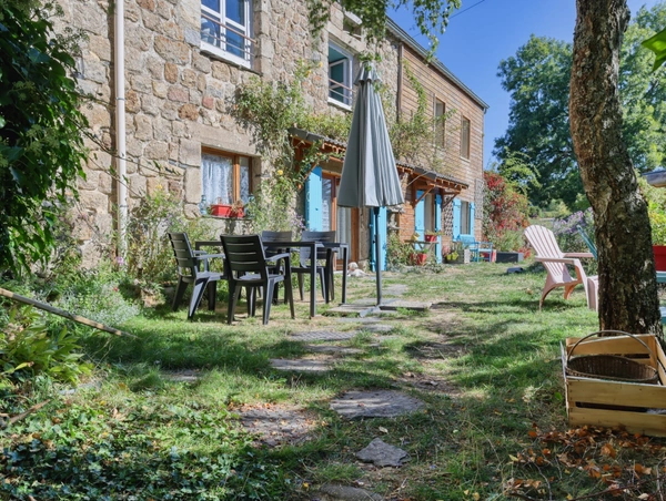 Ensemble immobilier de charme avec résidence principale et 3 gîtes, vaste terrain SAINT AGREVE (07)