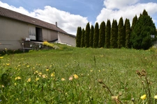 Bâtiment comprennant un grand atelier artisanal et un grange aménageable / SAINT AGREVE 07320