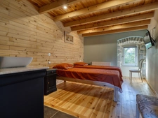 Ensemble immobilier de charme avec résidence principale et 3 gîtes, vaste terrain SAINT AGREVE (07)