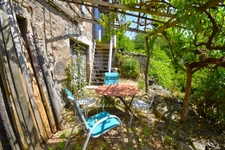 Petite ferme en pierres avec terrain SAINT-JULIEN-D'INTRES (07)
