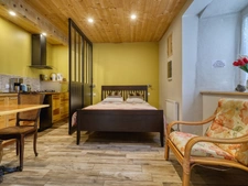 Ensemble immobilier de charme avec résidence principale et 3 gîtes, vaste terrain SAINT AGREVE (07)
