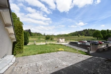 Bâtiment comprennant un grand atelier artisanal et un grange aménageable / SAINT AGREVE 07320