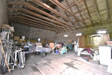 Bâtiment comprennant un grand atelier artisanal et un grange aménageable / SAINT AGREVE 07320