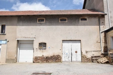 Bâtiment comprennant un grand atelier artisanal et un grange aménageable / SAINT AGREVE 07320