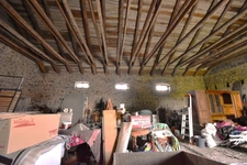 Bâtiment comprennant un grand atelier artisanal et un grange aménageable / SAINT AGREVE 07320