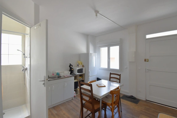 Studio lumineux, refait à neuf avec balcon SAINT MARTIN DE VALAMAS (07)