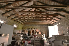 Bâtiment comprennant un grand atelier artisanal et un grange aménageable / SAINT AGREVE 07320